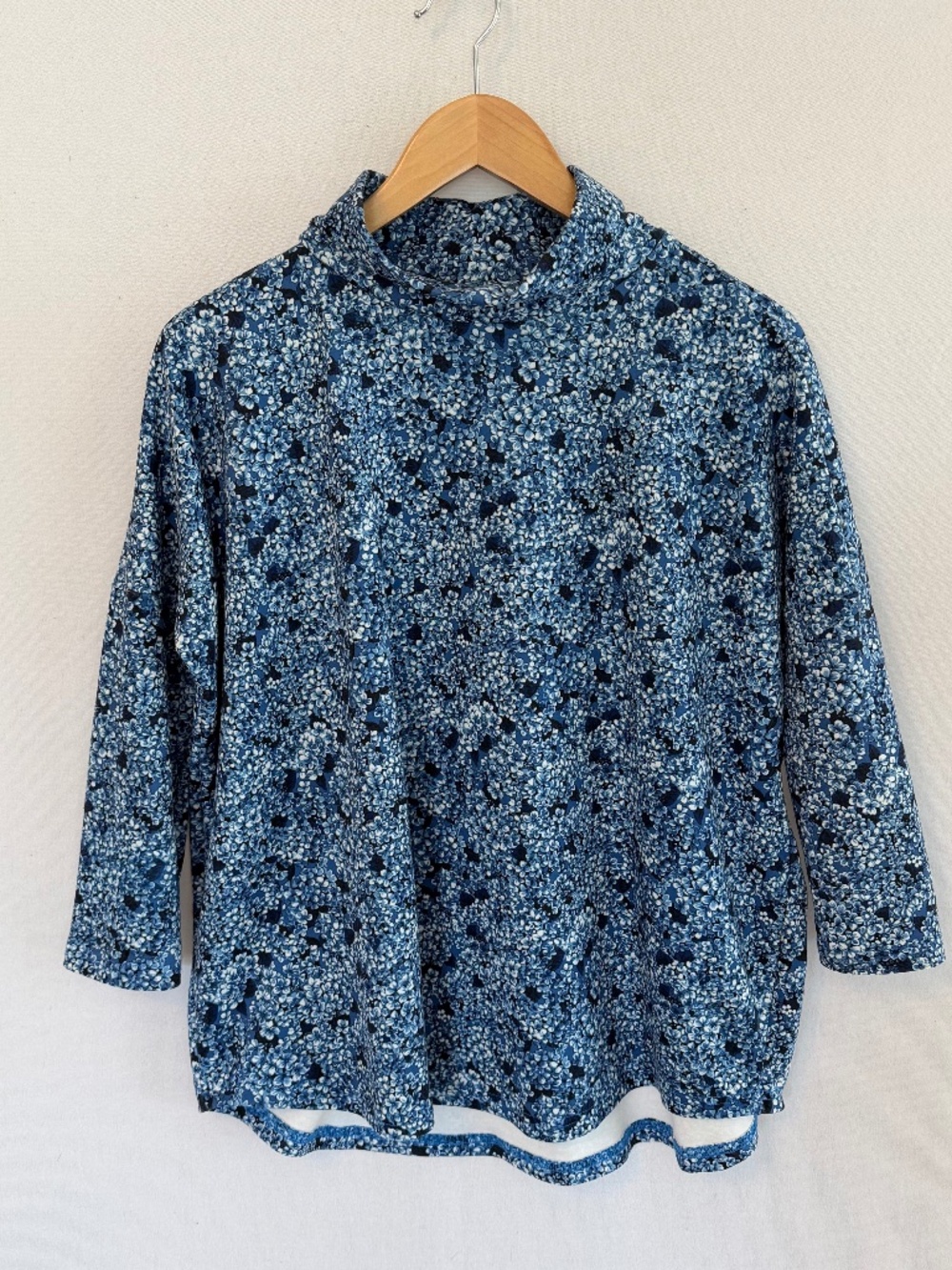 TUCKERNUCK TNUCK Sport Women’s XS/S Blue Hydrangea Floral Mock Neck Top